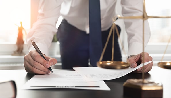 ott-partner-beitragsbild-beratung-arbeitsvertrag-gettyImages-1066711856-min